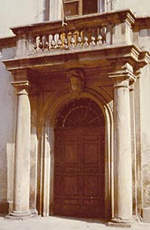 Portale Lucchese con l'insegna scolpita dell'Arte della Seta e il torsello.