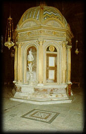 Tempietto di Matteo Civitali  (1484) , che conserva il Volto Santo